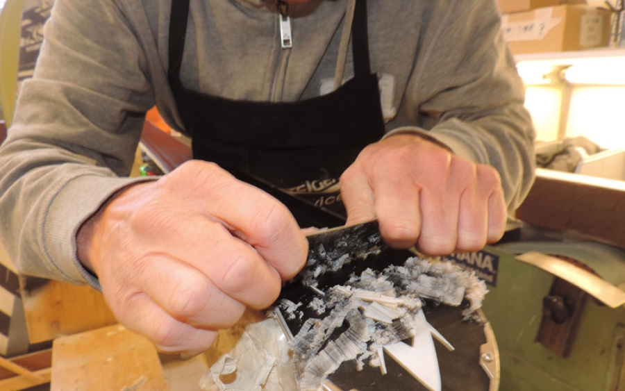 Ambachtelijk slijpen en waxen. Foto: Ivo Eimermann